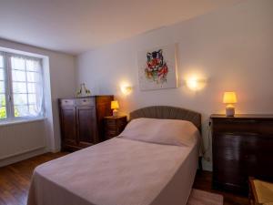 Ένα ή περισσότερα κρεβάτια σε δωμάτιο στο Maison de charme avec jardin, Wifi et proche de Sarlat et Souillac - FR-1-616-357