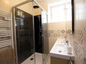 Ένα μπάνιο στο Maison de charme avec jardin, Wifi et proche de Sarlat et Souillac - FR-1-616-357 +6 φωτογραφίες