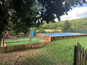 PézulsにあるCharmante maison 4 pers avec piscine privative et grand terrain, proche sites touristiques du Périgord - FR-1-616-350の柵付きの庭のスイミングプール