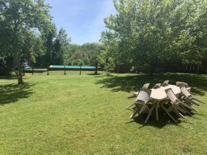 PézulsにあるCharmante maison 4 pers avec piscine privative et grand terrain, proche sites touristiques du Périgord - FR-1-616-350の芝生の椅子群