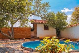 une maison avec une piscine dans la cour dans l'établissement Aura Hotel Parque Barichara, à Barichara