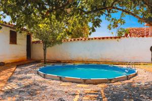 - une piscine dans une cour à côté d'une maison dans l'établissement Aura Hotel Parque Barichara, à Barichara