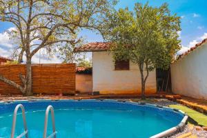 - une piscine dans la cour d'une maison dans l'établissement Aura Hotel Parque Barichara, à Barichara
