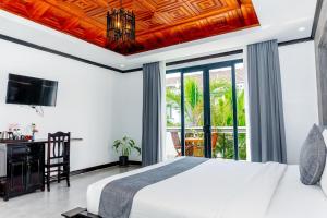 ein Schlafzimmer mit einem weißen Bett und einem großen Fenster in der Unterkunft Angkor Tempora Boutique in Siem Reap + 89 Fotos