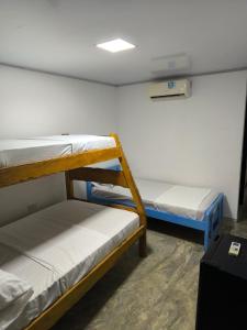 سرير بطابقين أو أسرّة بطابقين في غرفة في Hotel Palmetto Beach Coveñas