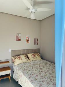 Schlafzimmer mit einem Bett und einem Deckenventilator in der Unterkunft Casa piscina 3 quartos in Goiânia