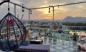 een balkon met uitzicht op de stad bij Raahi Backpacker's Hostel in Udaipur