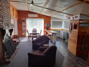 een keuken met een bank, stoelen en een tafel bij Three Bedroom Escape with Room to Roam in Rocky Cape