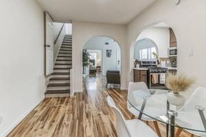 a living room with a table and white chairs at Extravagant Home in Heart of Houston 2King 1Queen in Houston