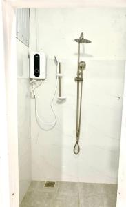 ein Bad mit einer Dusche und einem Telefon an der Wand in der Unterkunft Di countryside House in Dien Khanh