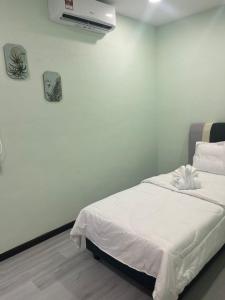 um quarto com uma cama branca e ar condicionado na parede em Good Night BD Motel 