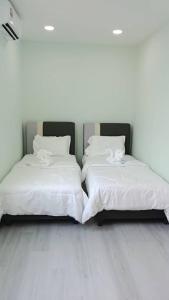 duas camas sentadas uma ao lado da outra num quarto em Good Night BD Motel 