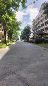 pusta ulica przed budynkiem w obiekcie Rhapsody Residences Mandolin bldg w mieście Manila