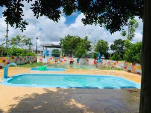 een zwembad met een waterpark bij Recanto Nova Canaã in Conceição de Jacuípe