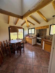eine Küche mit einem Tisch und Stühlen im Zimmer in der Unterkunft Sonko in Tafí del Valle