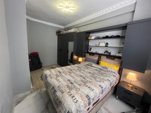 - une chambre avec un grand lit et une grande tête de lit dans l'établissement Antalya’nın merkezinde 1+1 Lüks Daire, à Antalya