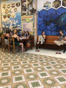 eine Gruppe von Menschen, die an einem Tisch in einem Restaurant sitzen in der Unterkunft Nam Anh Hotel in Phong Nha