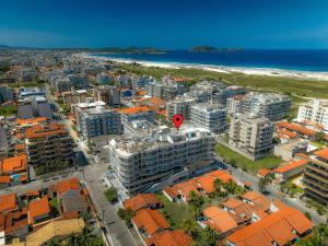 una vista aerea di una città con un marcatore rosso di Cf02 Cobertura 3 quartos 200m da Praia das Dunas a Cabo Frio