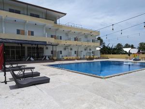 Bazén v ubytování Hotel Apex Dobo nebo v jeho okolí + 3 fotografie