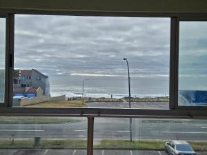 ジェフリーズ・ベイにあるJeffreysbay Magna Towersの窓からビーチの景色を望めます。