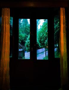 uma janela com vista para um pátio em Wood House 1 em Ooty