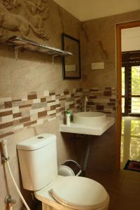 Een badkamer bij The Drop In Madiha I A/C Suite