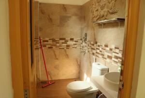 een badkamer met een toilet en een wastafel bij The Drop In Madiha I A/C Suite in Madihe East