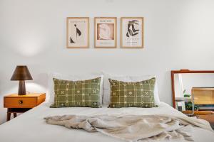 メルボルンにあるMid-Century Modern Hideawayのベッドルーム1室(ベッド1台、緑の枕2つ付) +13枚の写真