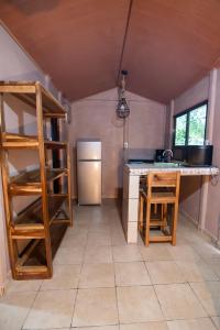 uma cozinha com um balcão e um frigorífico em Good Vibes Apartments em Talamanca