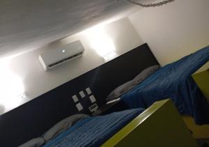 1 dormitorio con 2 camas y aire acondicionado en Departamento acogedor, Diseño optimizado, en Tuxtla Gutiérrez