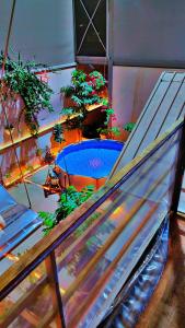 mit Blick auf einen Balkon mit Pool und Pflanzen in der Unterkunft شاليه ماربيا ١ in Dschidda