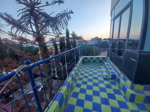 een blauwe en gele geruite trap op een gebouw bij Atlase Surf hostel in Taghazout