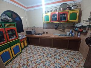 een keuken met een wastafel en een aanrecht bij Atlase Surf hostel in Taghazout