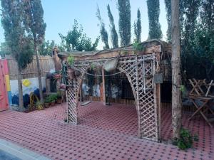 een speeltuin met een open poort in een park bij Atlase Surf hostel in Taghazout