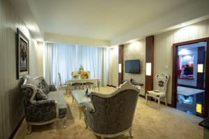 pokój hotelowy z krzesłami i salonem w obiekcie Ha Tien Vegas Entertainment and Resort w mieście Kâmpôt