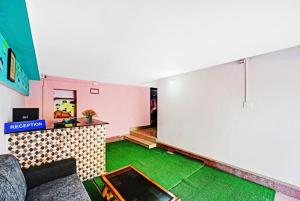 ein Wohnzimmer mit einem Sofa und einem grünen Teppich in der Unterkunft Hotel Madison Homes Bhubaneswar Near Lingaraj Temple and Ram Mandir in Bhubaneshwar