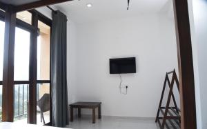 TV a/nebo společenská místnost v ubytování Ever Breeze Ella Hotel