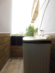 een badkamer met een bad en een wastafel bij 2 BHK Apartment at Gachibowli in Hyderabad