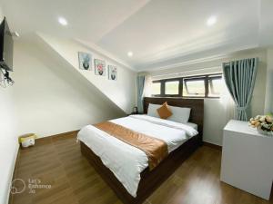 una camera da letto con un letto e una scala di Hotel Duy Dũng - Đà Lạt a Da Lat
