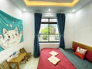 een kleine kamer met een bed en een raam bij Prana Vũng Tàu in Vung Tau