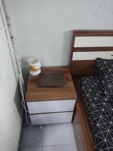 a small room with a bed and a desk with a laptop at Nhà Nghỉ Minh Đức in Kim Côn