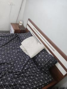 - un lit avec un oreiller blanc dans l'établissement Nhà Nghỉ Minh Đức, à Kim Côn