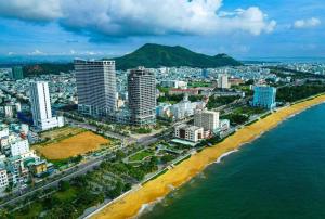 uma vista aérea de uma cidade e do oceano em FLC Sea Tower - Seaview Apartment em Quy Nhon