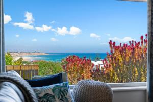Port NoarlungaOcean View in Port Noarlunga的客厅的窗户享有海景。