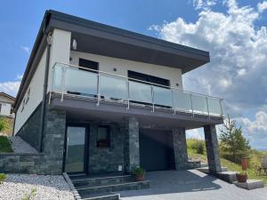 una casa con balcone sopra di Apartmánový dom Panoráma Park Vlková 