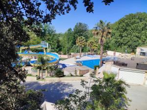 Bazén v ubytovaní Mobil home dans camping aquatique Hyères alebo v jeho blízkosti
