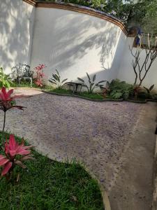 einen Steinweg, der zu einem Gebäude mit Pflanzen führt in der Unterkunft Hotel Boutique Edén Cuernavaca in Cuernavaca