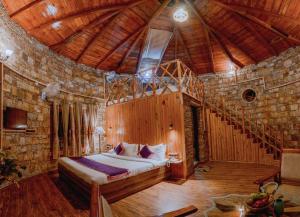 una camera da letto con un letto e un soffitto in legno di The Nature's Green Resort, Bhimtal, Nainital a Nainital Altre 143 foto