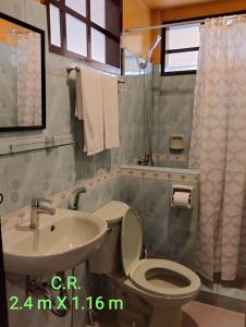 bagno con servizi igienici e lavandino di Greenviews Resort & Restaurant Port Barton a San Vicente