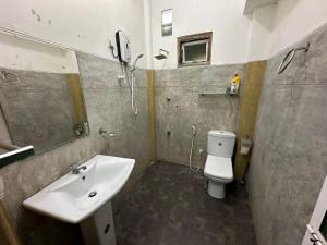 un bagno con lavandino e WC di Rodrigo Cottage a Negombo Altre 17 foto